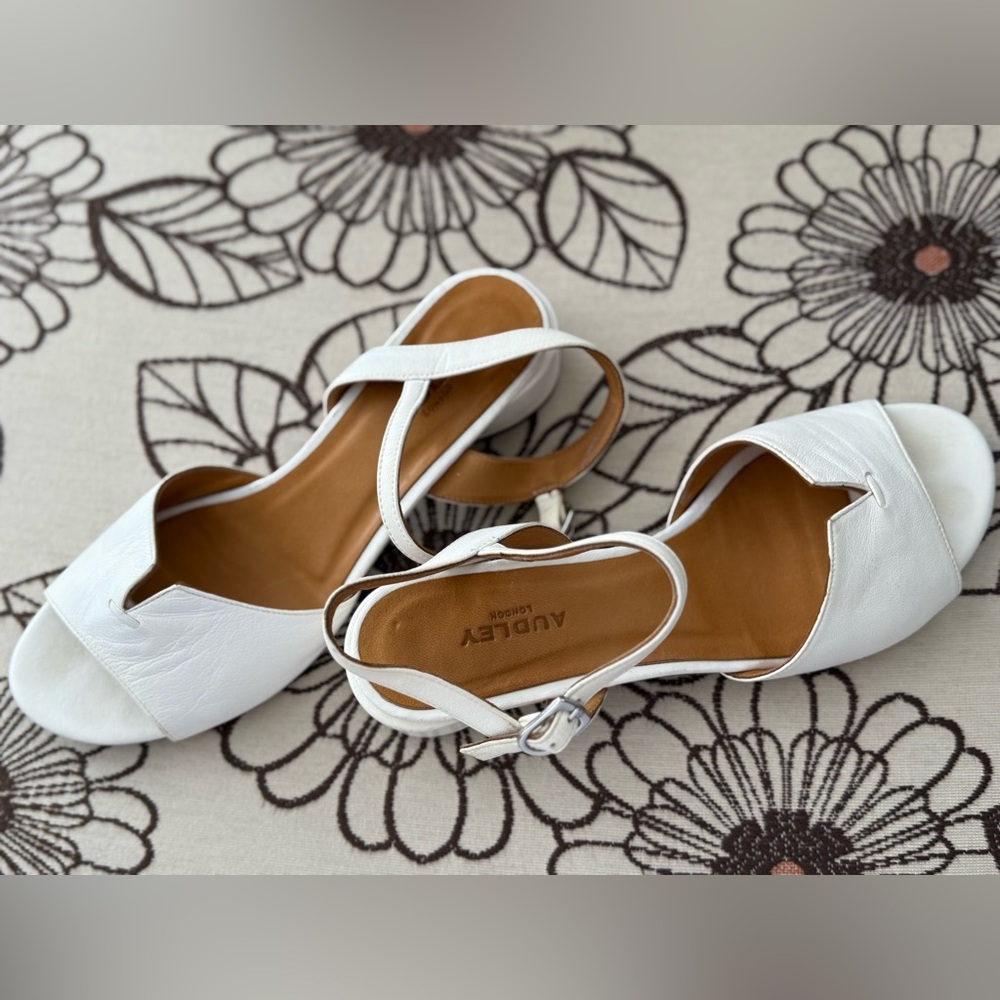🎉 HOST PICK 🎉 Audley London Creamy White Leather Sandals, size 7
